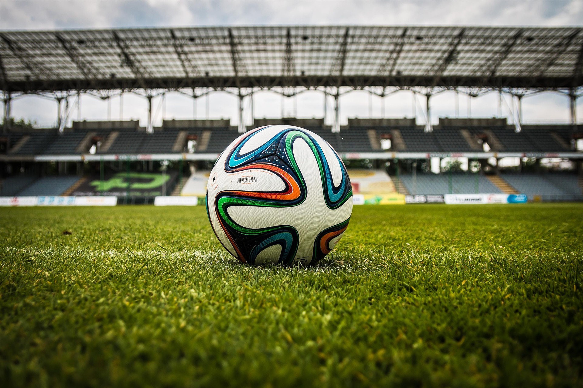Balón de fútbol sobre césped