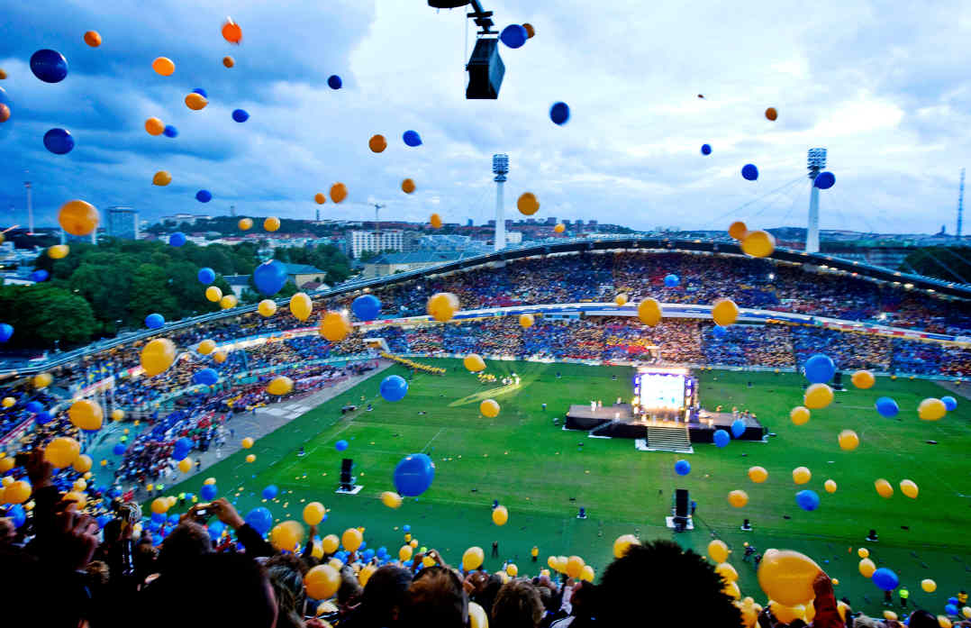 Estadio de la Gothia Cup con globos azules y amarillos