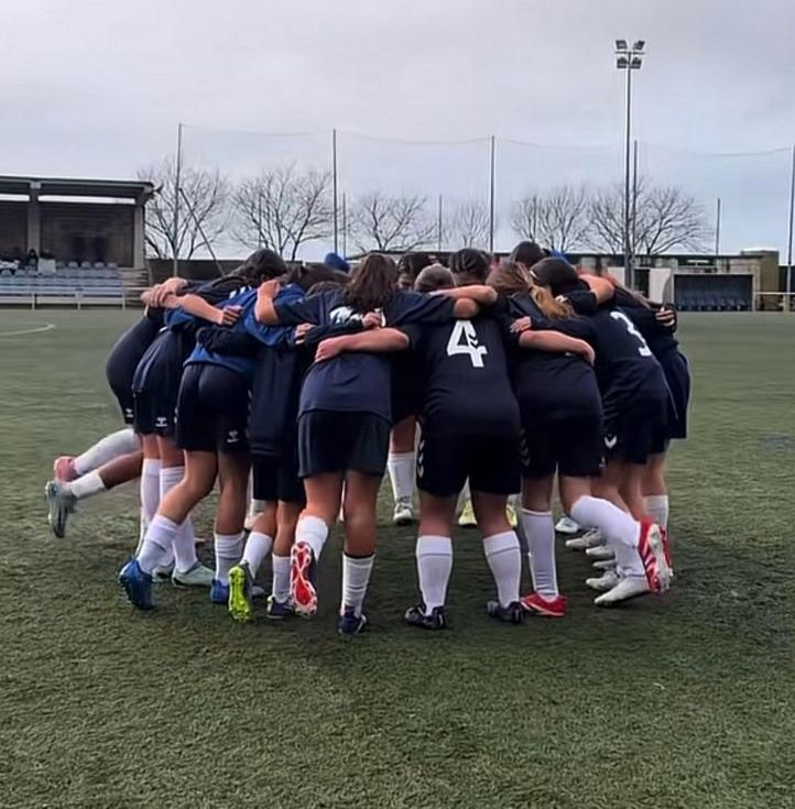Jugadoras de Rías Baixas F.C. reunidas en el campo