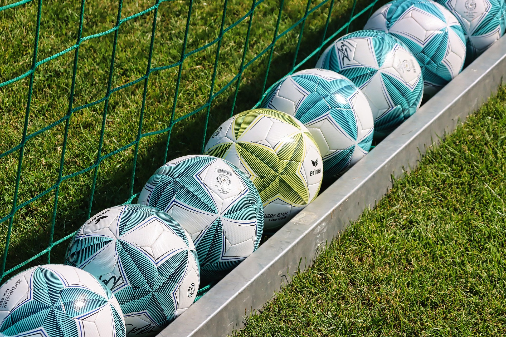 Balones de fútbol en el campo