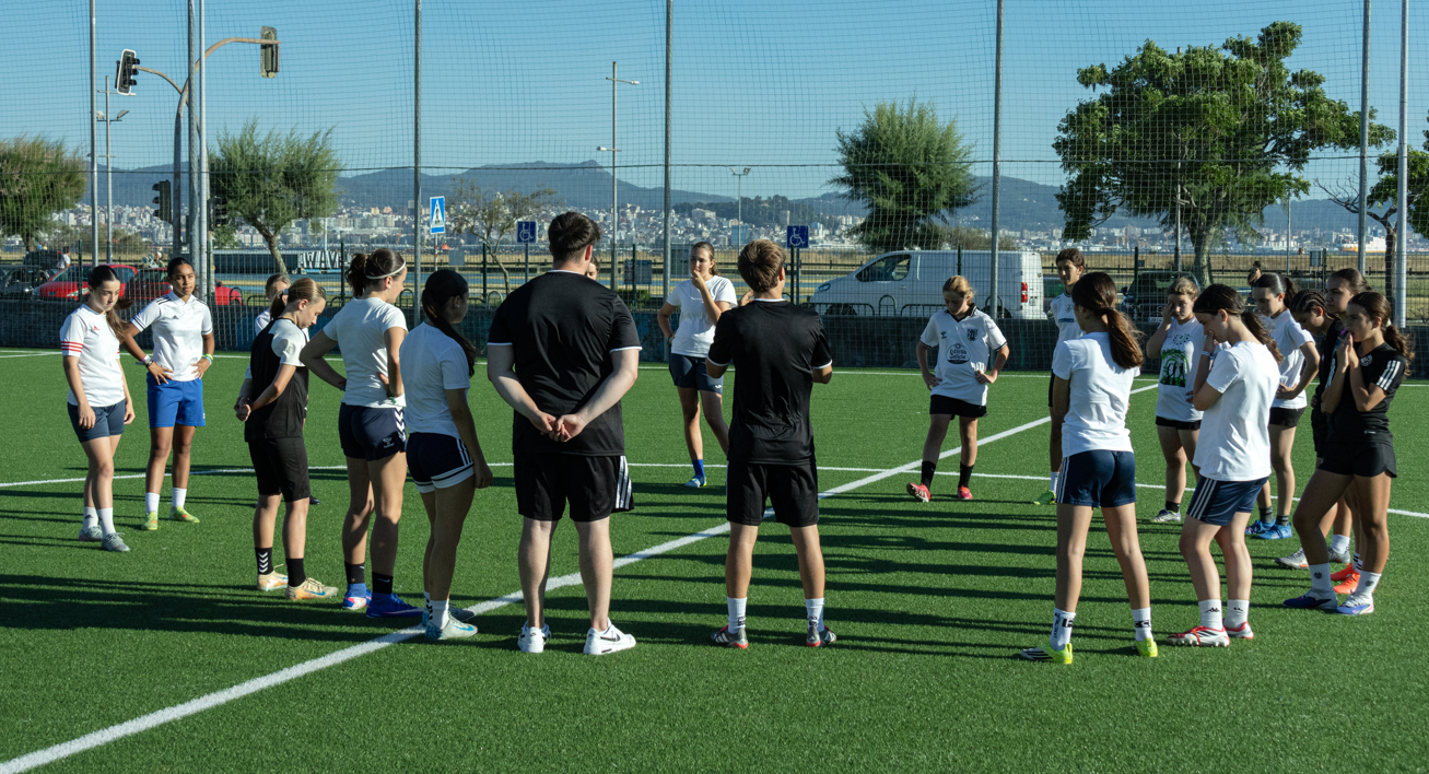 Jugadoras caminando juntas tras un entrenamiento