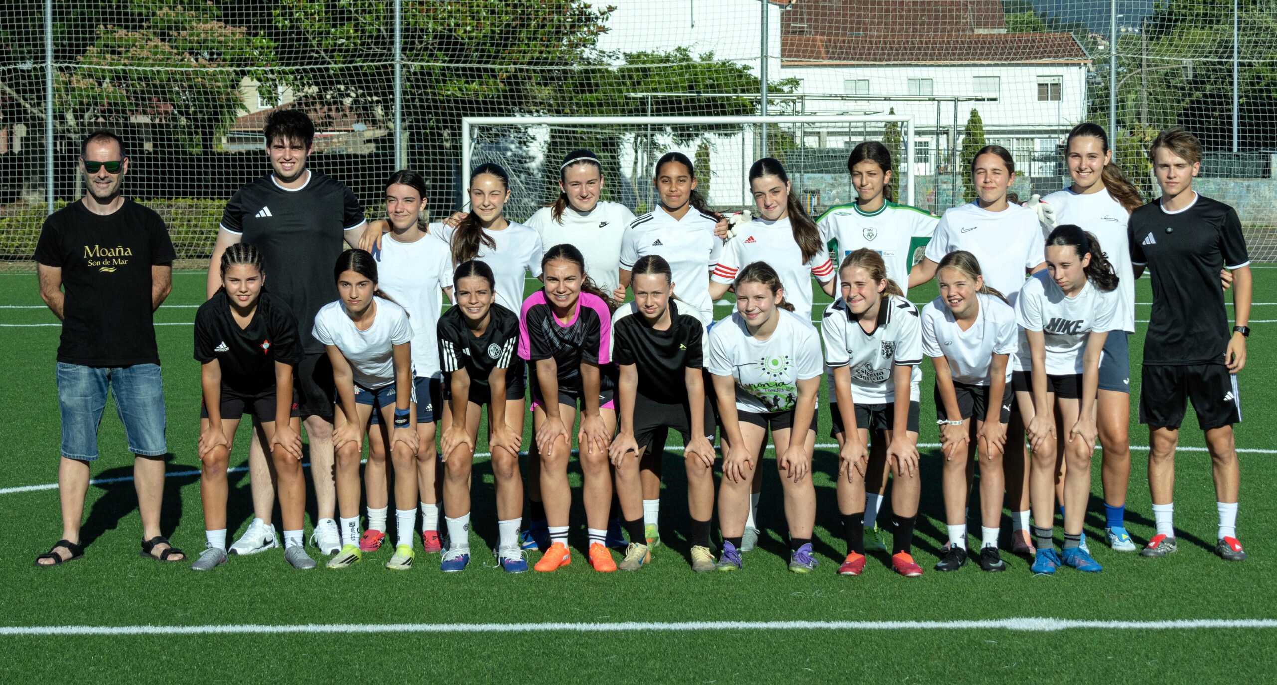 Jugadoras de Rías Baixas F.C. reunidas en el campo